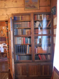 biblioteczka w muzeum Kasprowicza