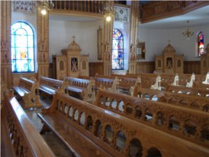 Drewniane ławy w Sanktuarium Drewniane ławy w Sanktuarium